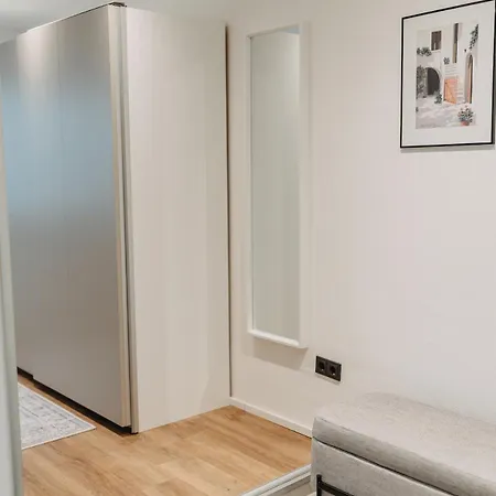 Zentrales Stadthaus Mit Dachterrasse & Parkplatz Vakantiehuis